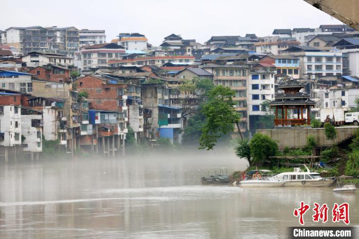 县城内，江上铺了一层薄薄的平流雾。　蒙鸣明摄