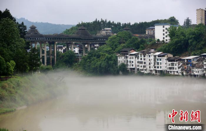 县城内，江面上铺了一层薄薄的平流雾。　蒙鸣明摄