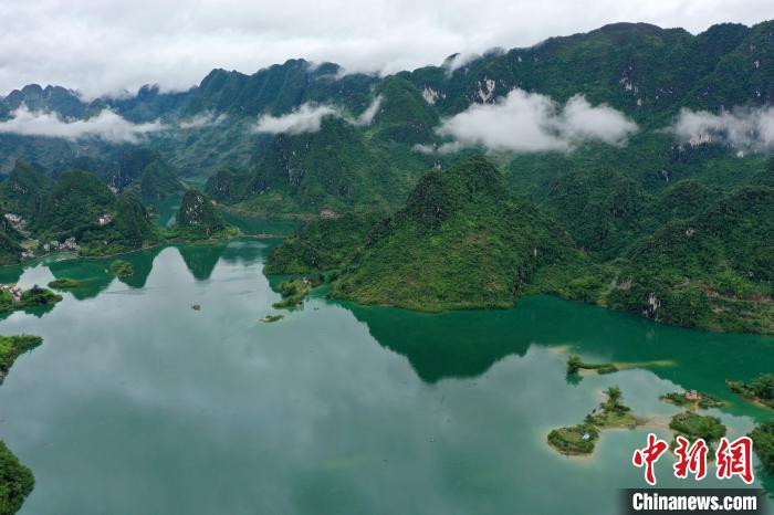 航拍浩坤湖，云雾缭绕似画卷。　俞靖摄
