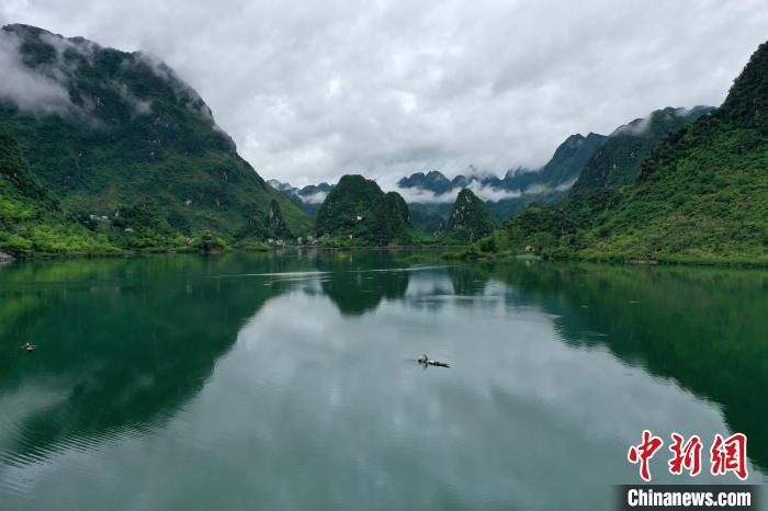 航拍浩坤湖，渔人泛舟于一汪碧水上。　俞靖摄