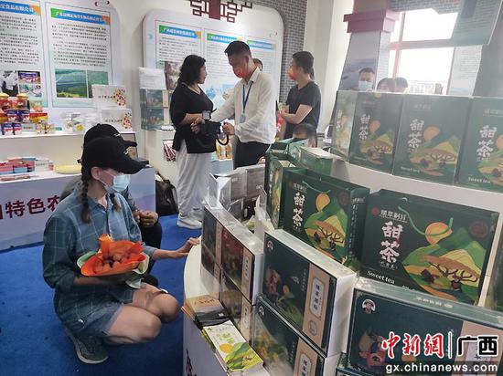 外国友人观赏金秀甜茶。丁永亮摄