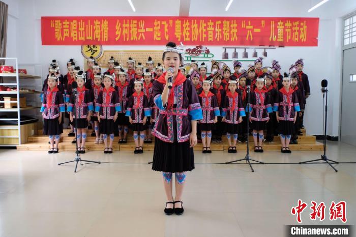 图为三江侗族自治县江川小学学生唱歌。　侯芸莹　摄