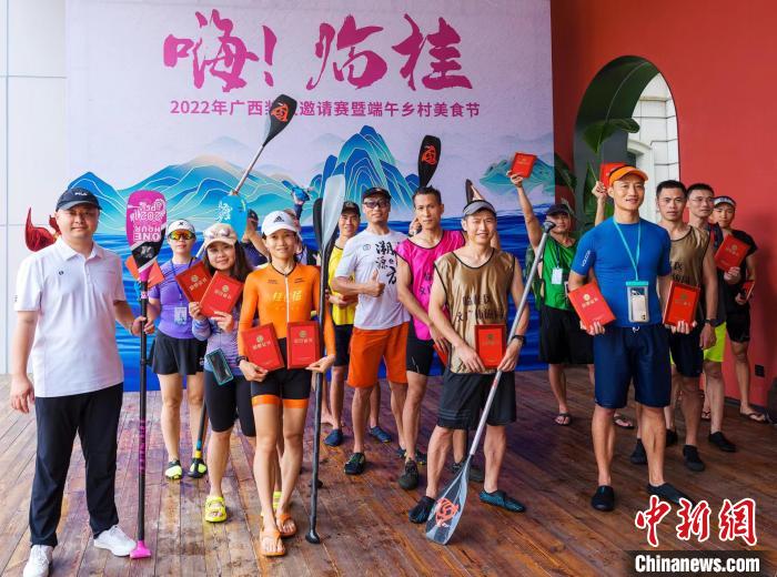 图为比赛获奖选手合影。　黄浩森摄