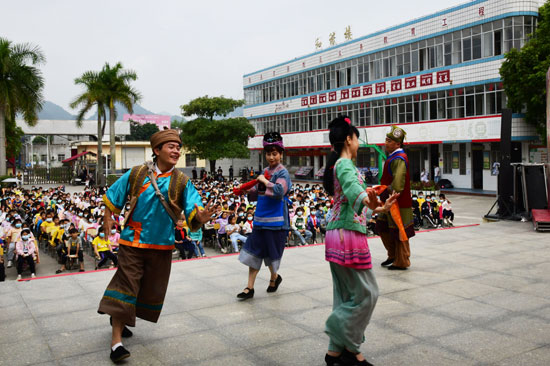 5月19日，广西戏剧院壮剧团演员在大新县全茗镇中心小学演出壮剧“闹渡”。
