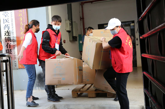 千名志愿者参与疫情防控工作，为居民配送生活物资 (1)