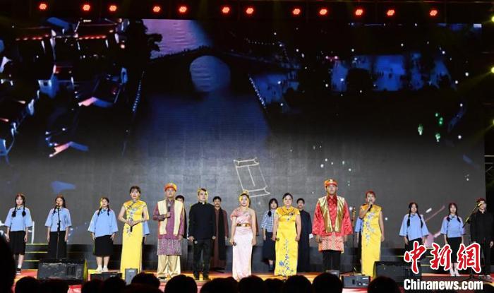 图为广西华侨学校教师与留学生表演节目。　林浩摄