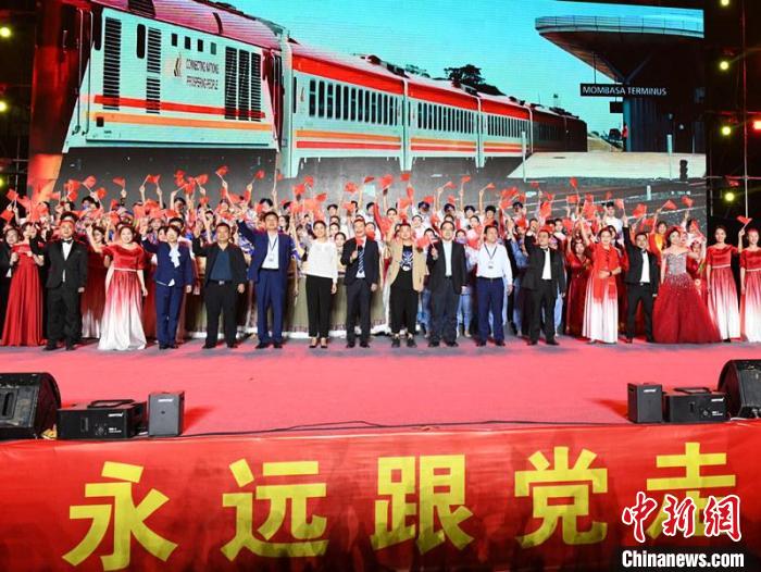 图为参加活动嘉宾合影留念。　林浩　摄