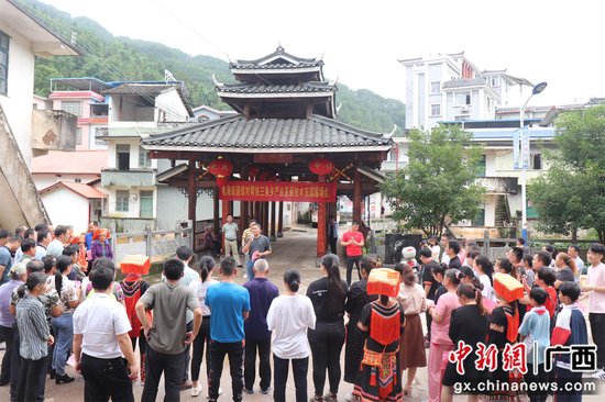 电白区电海街道到金秀县三角乡三角村开展产业发展技术交流，沉香专家给村民进行技术指导。三角乡供图