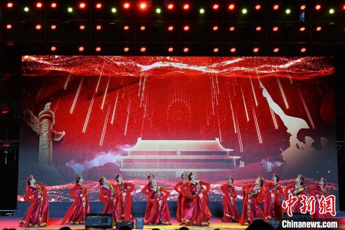图为民族风情舞蹈演出。　林浩摄